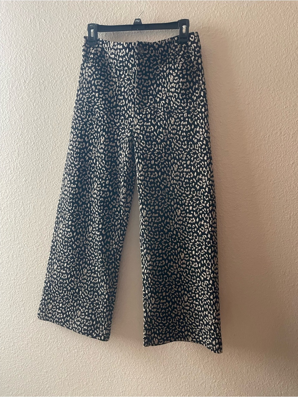 eesome Black and Beige Leopard Print Pants